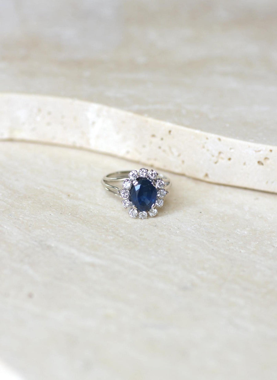 Ring Marguerite Sapphire 2,40 Cts Surrounded by Diamonds on Gold and Platinum