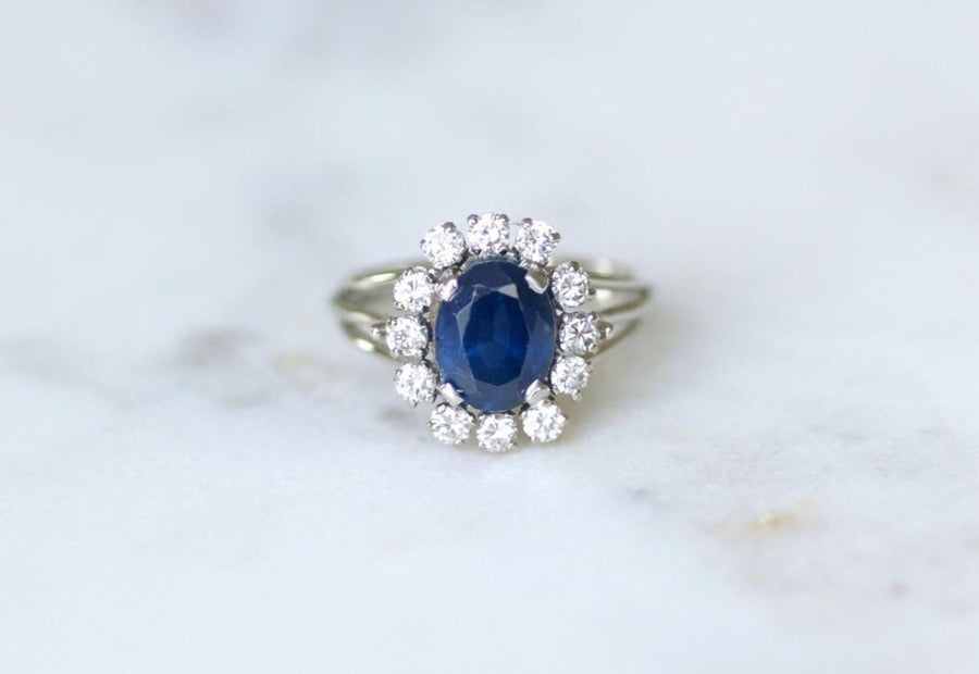 Ring Marguerite Sapphire 2,40 Cts Surrounded by Diamonds on Gold and Platinum
