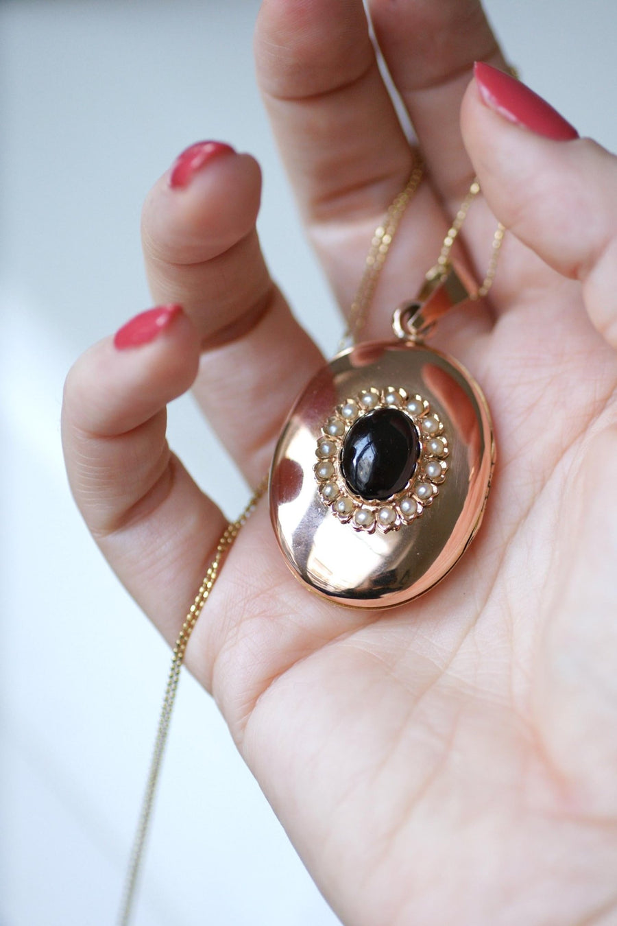 Antique Cabochon Garnet and Pearl Medallion on Rose Gold - Galerie Pénélope