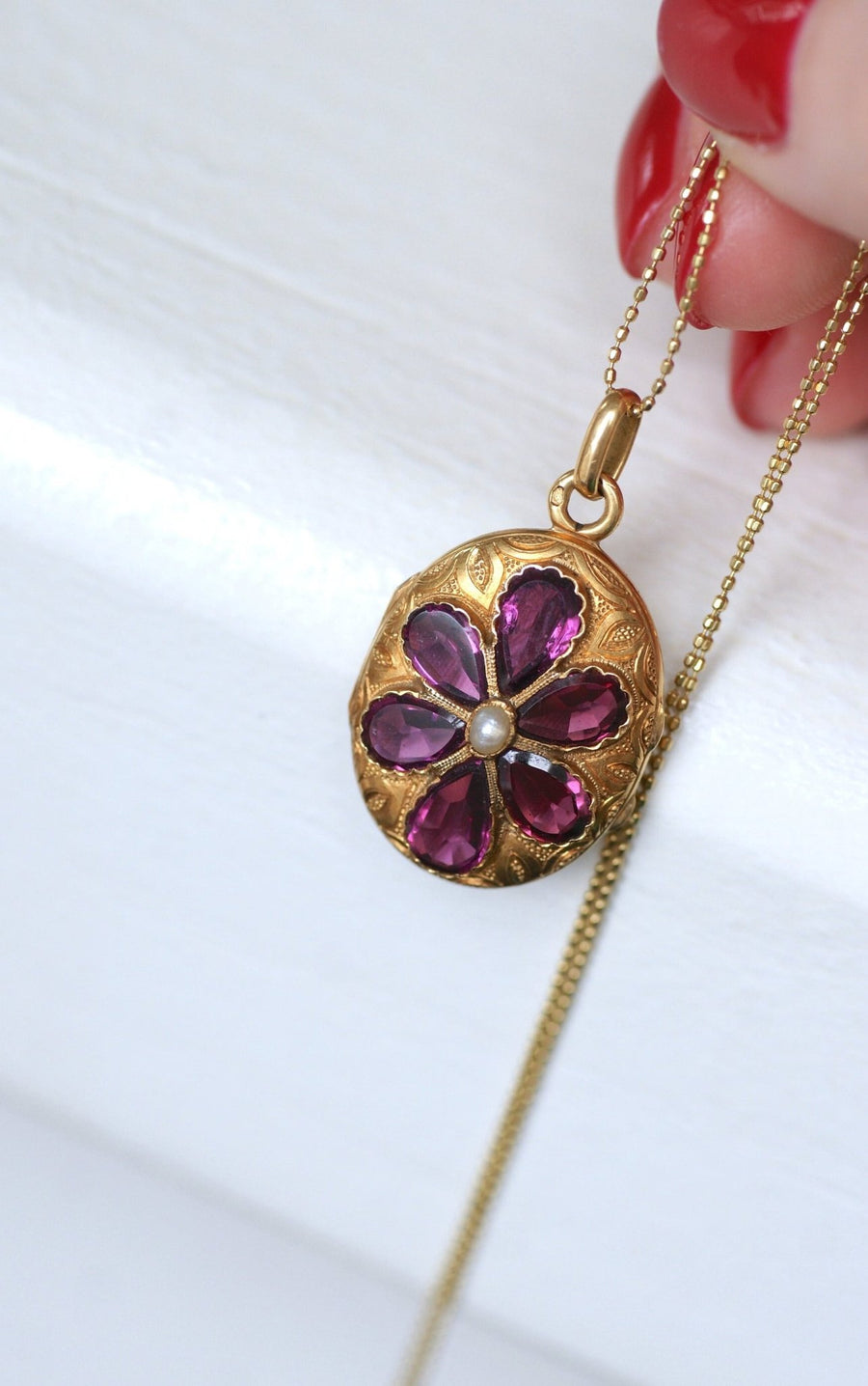 Flower Openwork Medallion Garnets on Gold - Galerie Pénélope