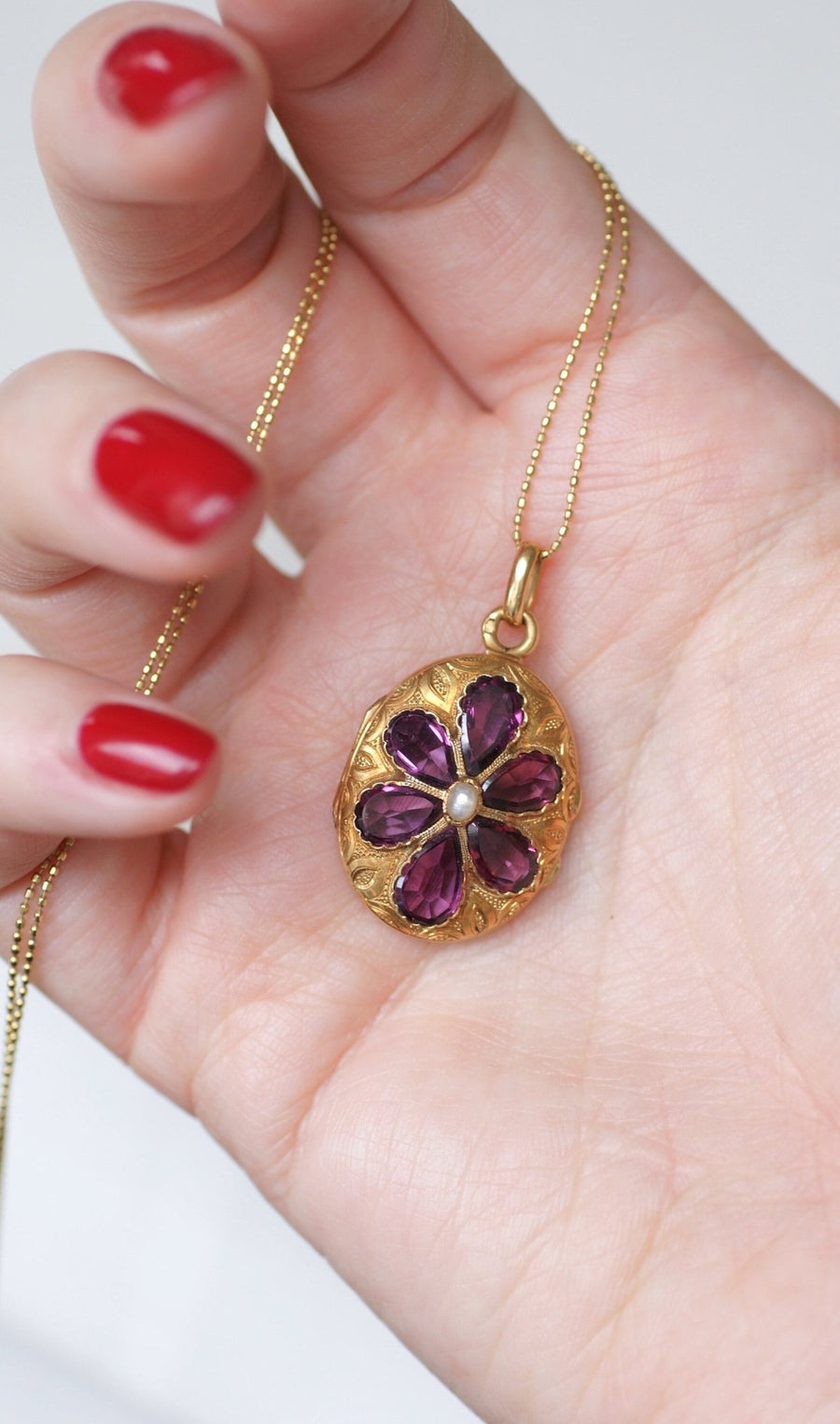 Flower Openwork Medallion Garnets on Gold - Galerie Pénélope