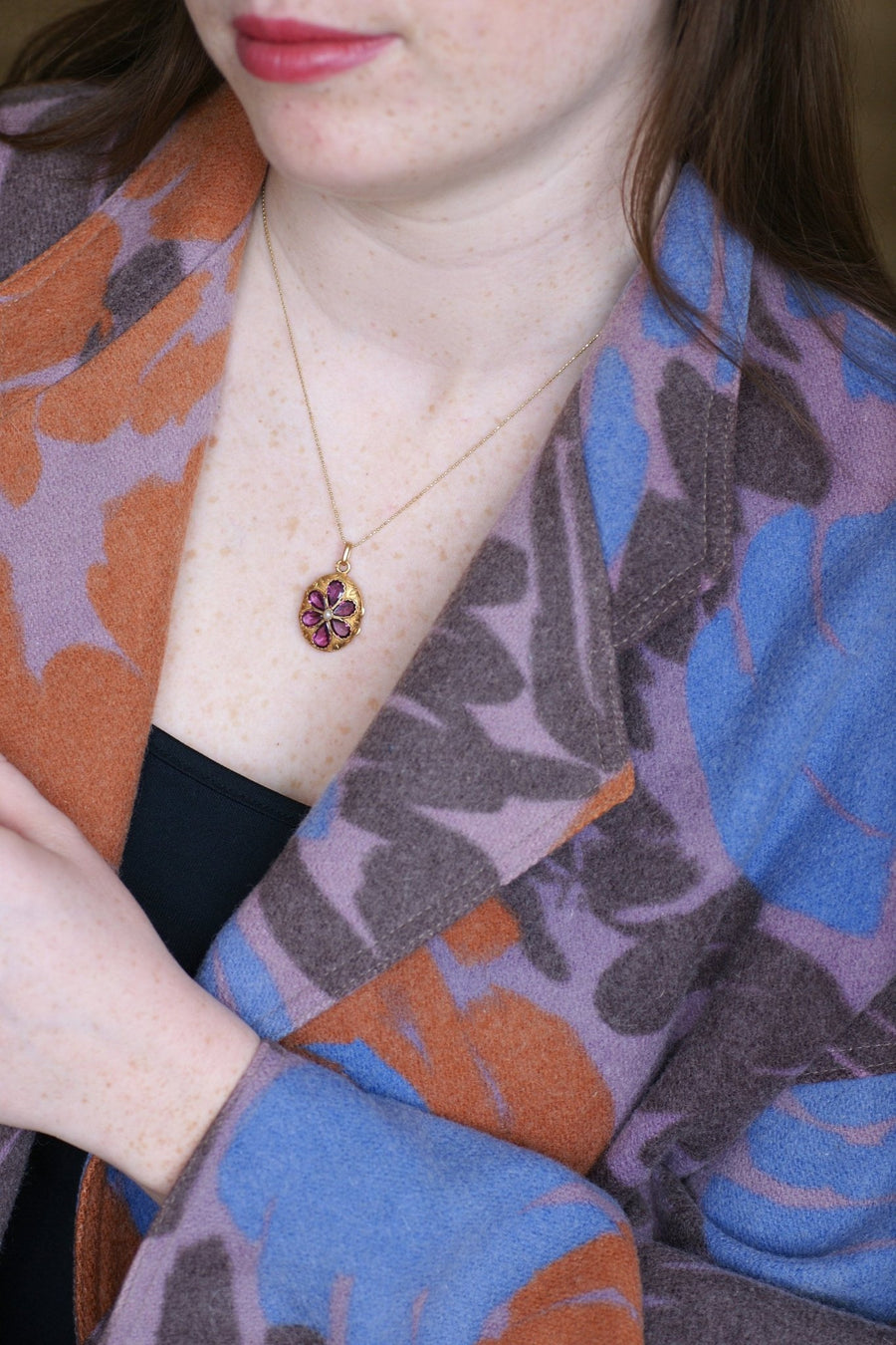 Flower Openwork Medallion Garnets on Gold - Galerie Pénélope