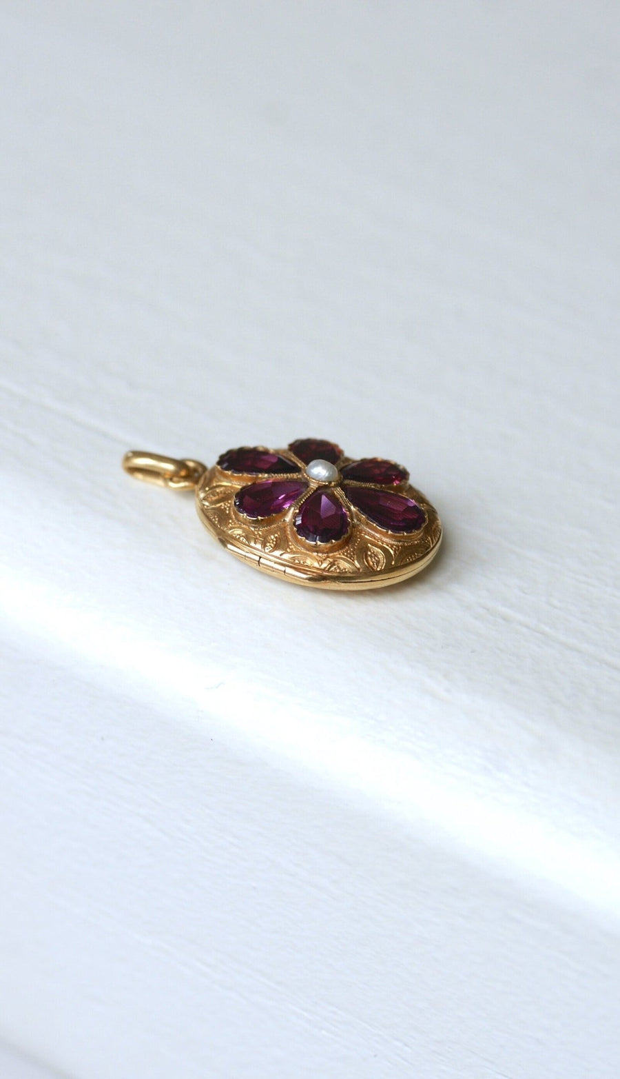 Flower Openwork Medallion Garnets on Gold - Galerie Pénélope