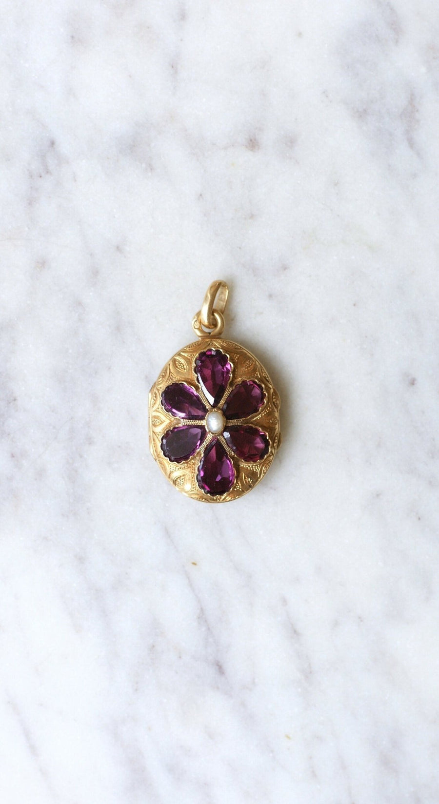 Flower Openwork Medallion Garnets on Gold - Galerie Pénélope