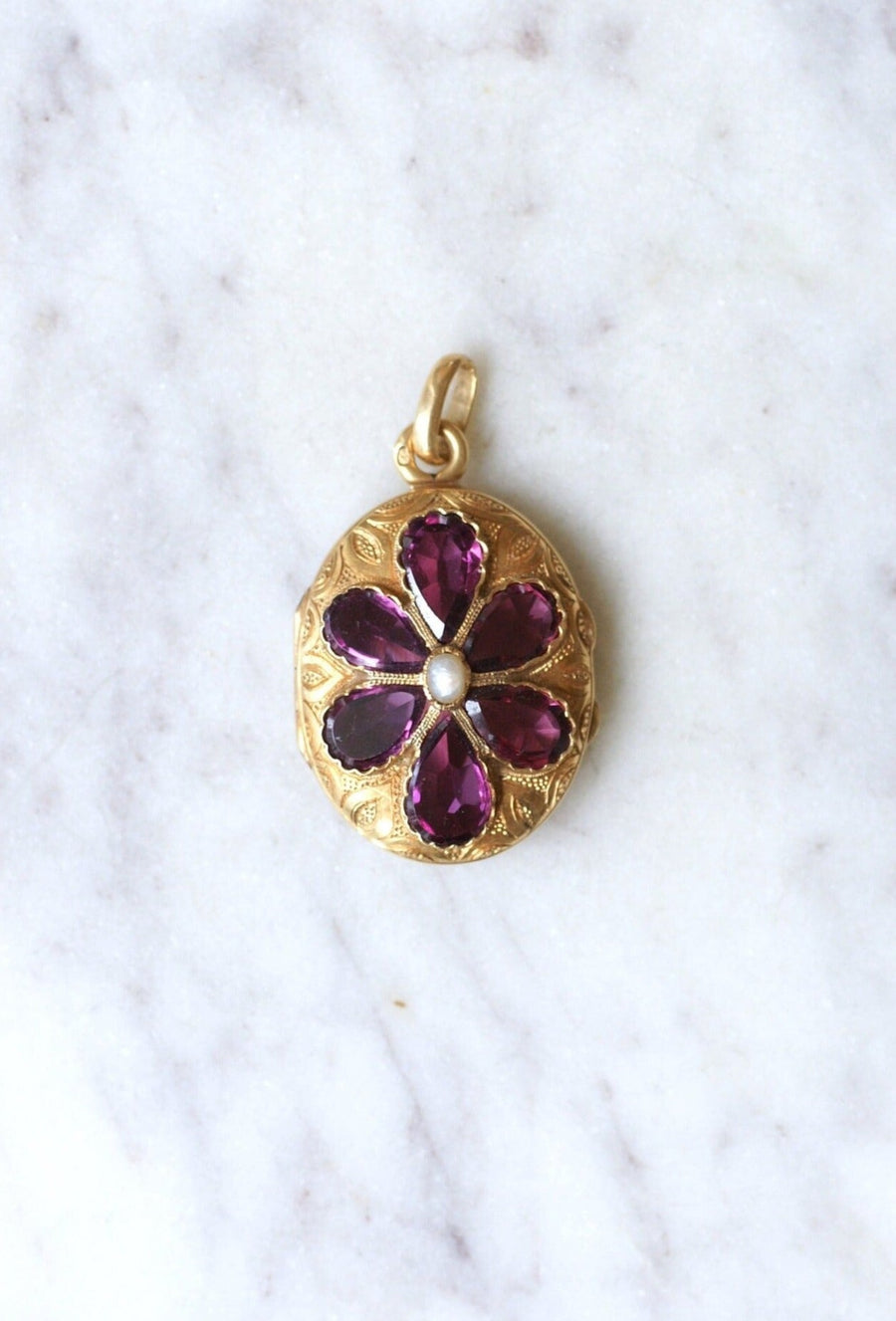 Flower Openwork Medallion Garnets on Gold - Galerie Pénélope