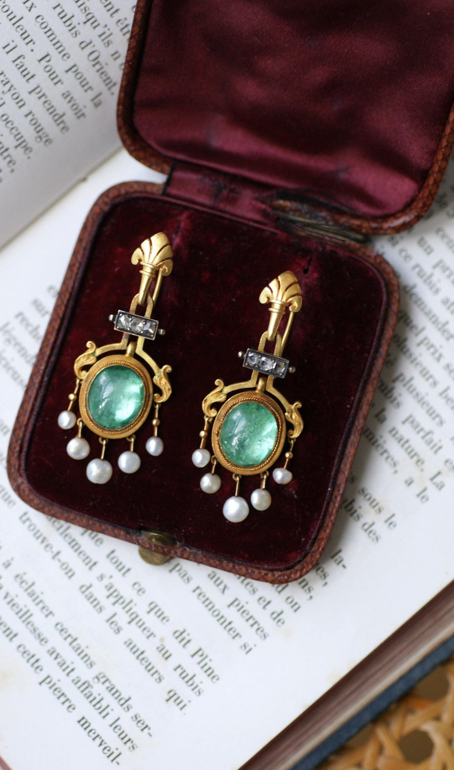 Emerald, Fine Pearls, Diamonds Earrings - Galerie Pénélope