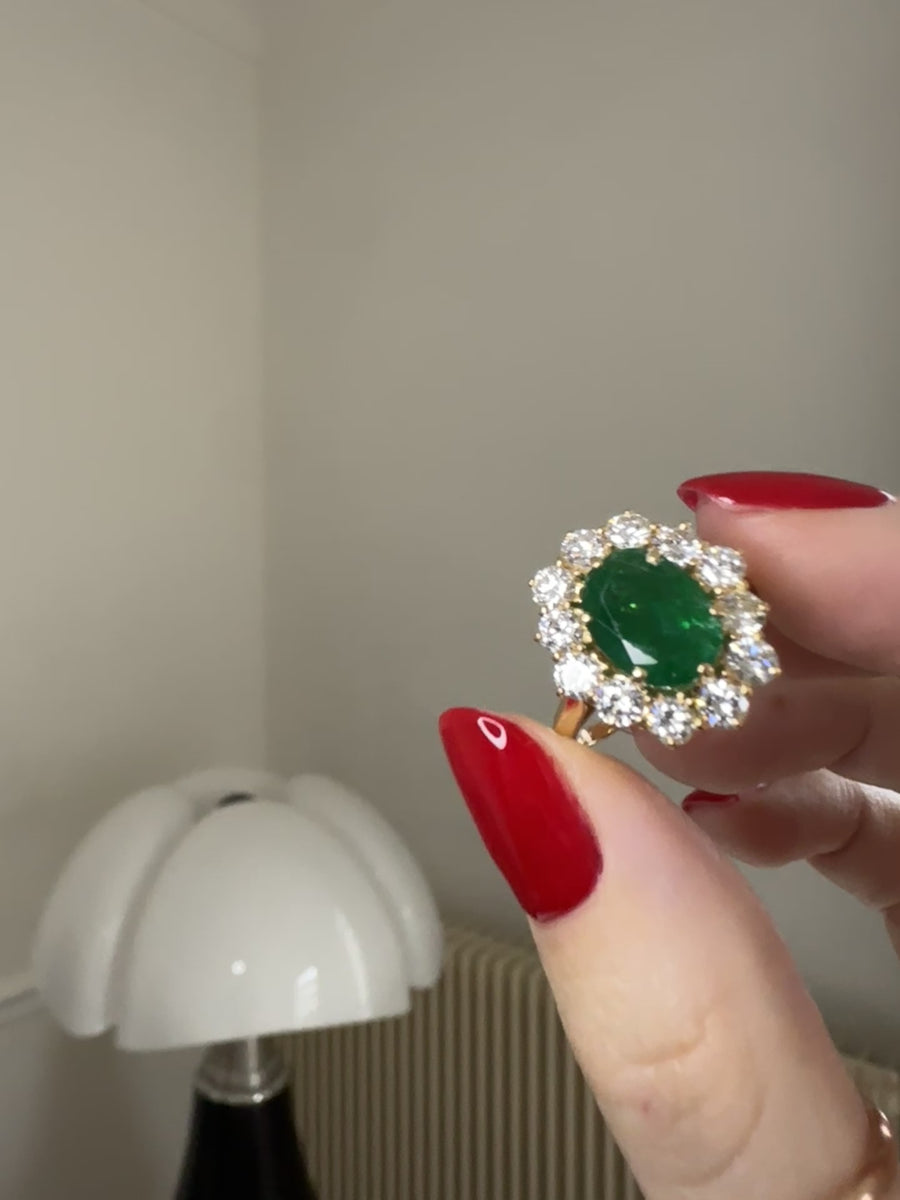 Emerald daisy ring 2.00 Cts and diamonds