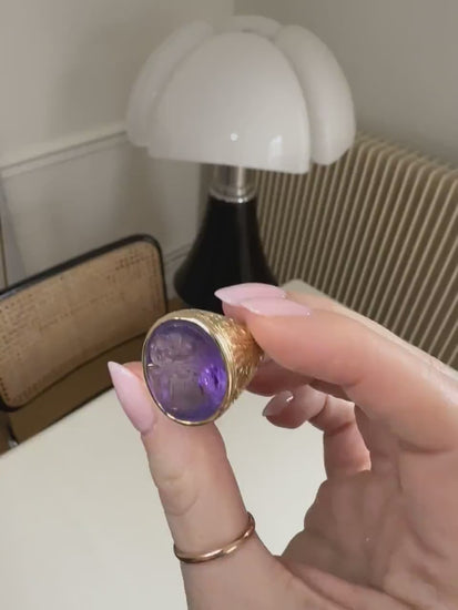 Antique signet ring with heraldic intaglio, amethyst engraved with a coat of arms on gold