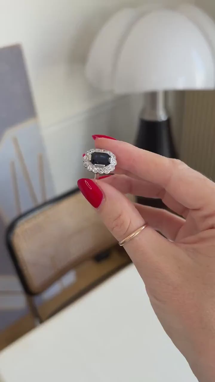 Ring Marguerite Art Deco Sapphire 3.00 Cts Surrounded by Diamonds on White Gold