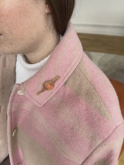 Scroll brooch in yellow gold and coral cameo