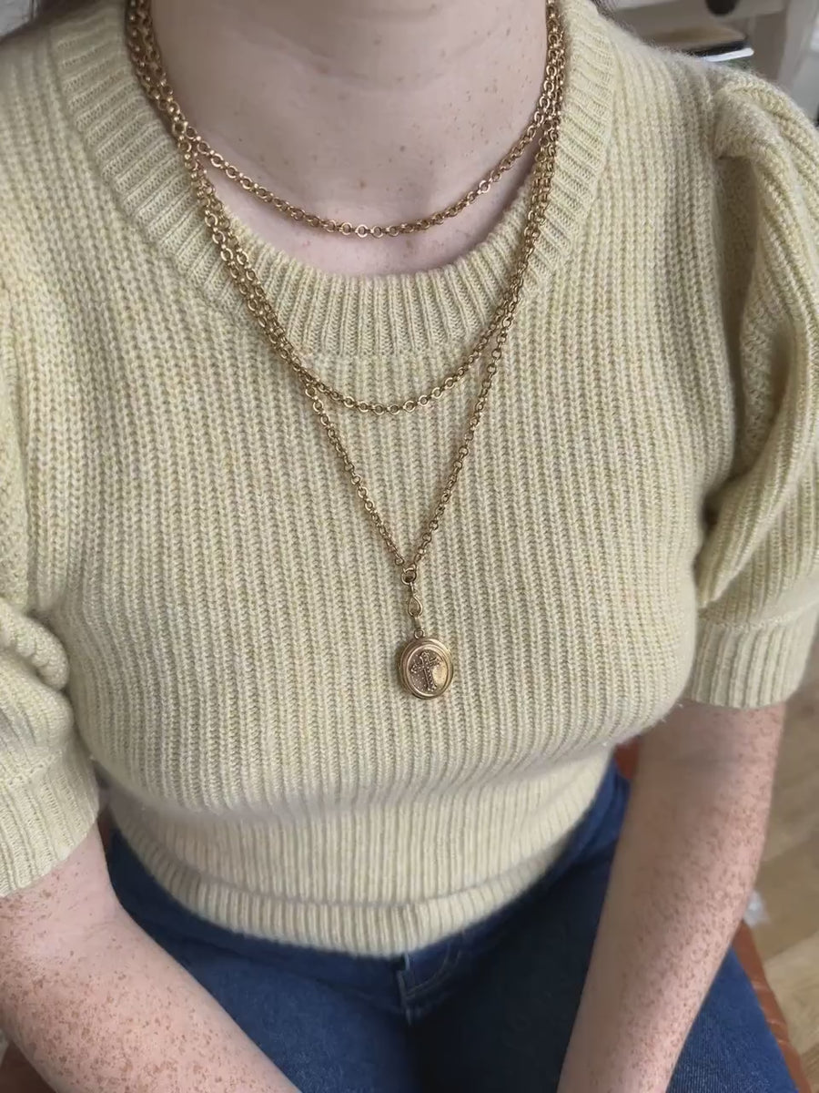 Antique opening medallion pendant in yellow gold and cross-pearls