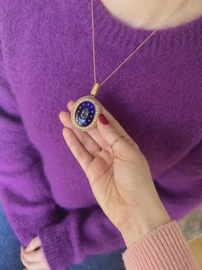 Antique opening medallion pendant in gold, guilloché enamel, diamonds and pearls