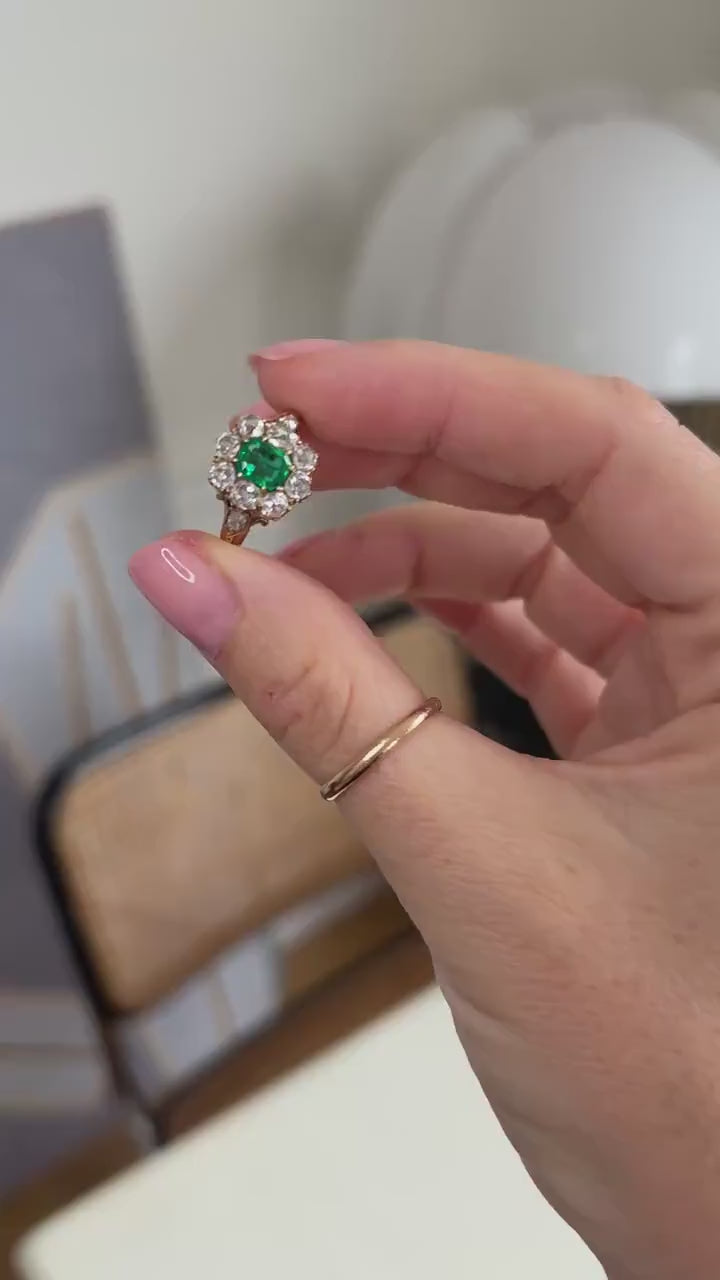 Ring Marguerite Colombian Emerald 0,60 Ct and Diamonds on Rose Gold