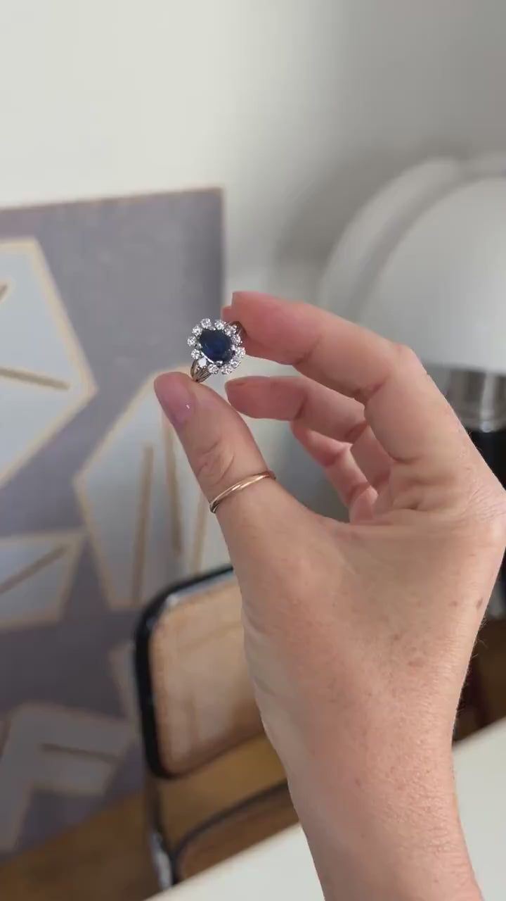 Ring Marguerite Sapphire 2,40 Cts Surrounded by Diamonds on Gold and Platinum