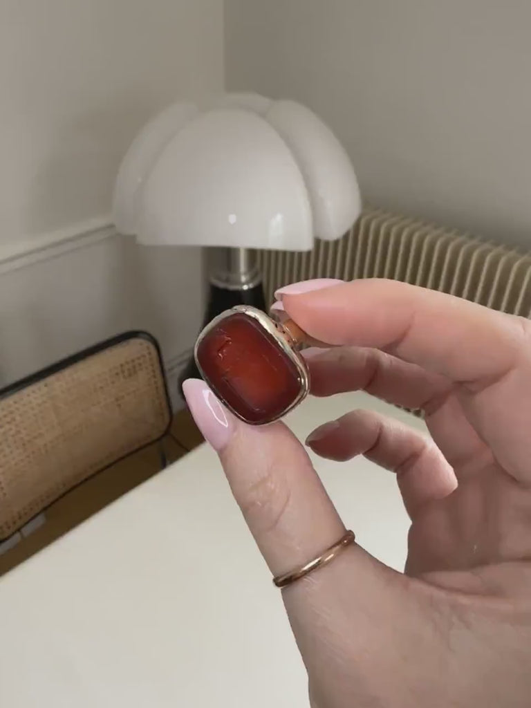 Signet ring, heraldic intaglio, carnelian engraved with a coat of arms on gold