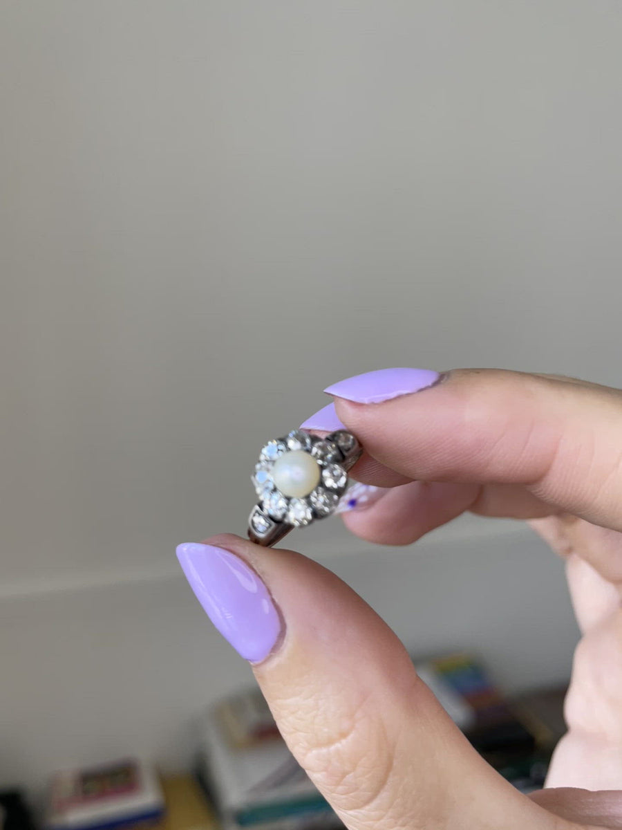 Daisy ring with diamonds and pearl