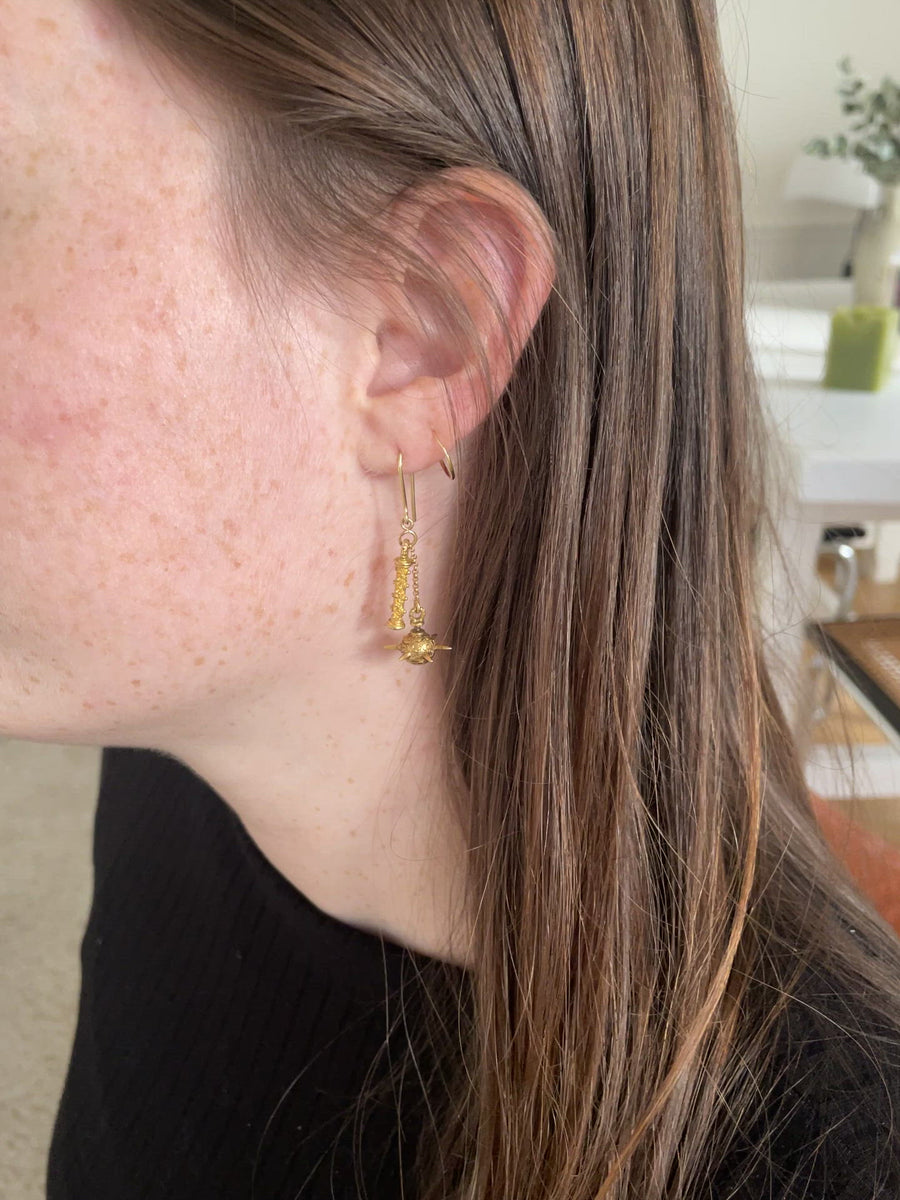 Mono flail earring in gold
