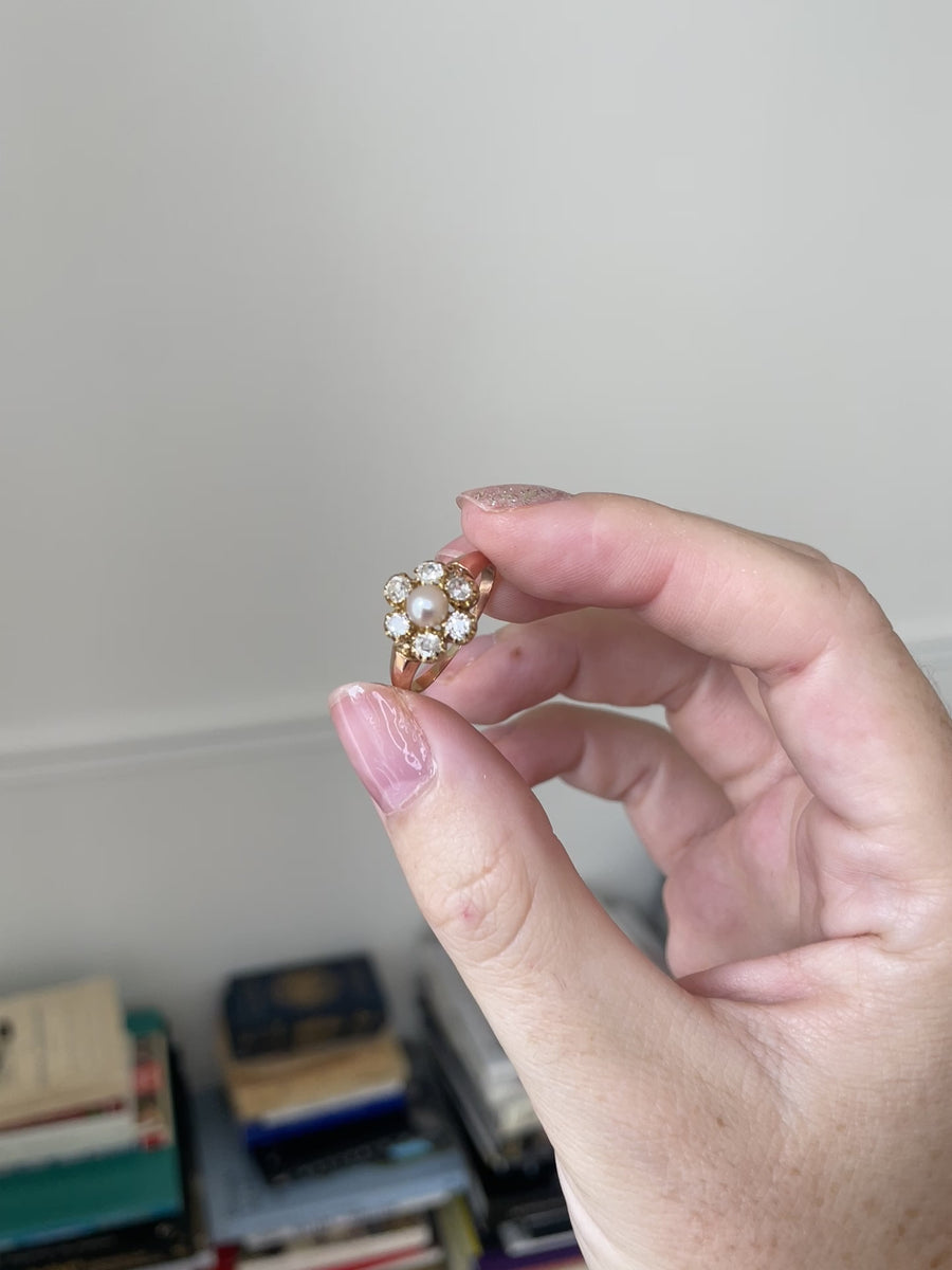 Daisy ring with fine pearl and diamonds