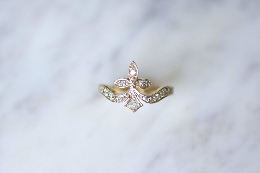 Antique gold and diamonds Duchess fleur de lys engagement ring - Galerie Pénélope