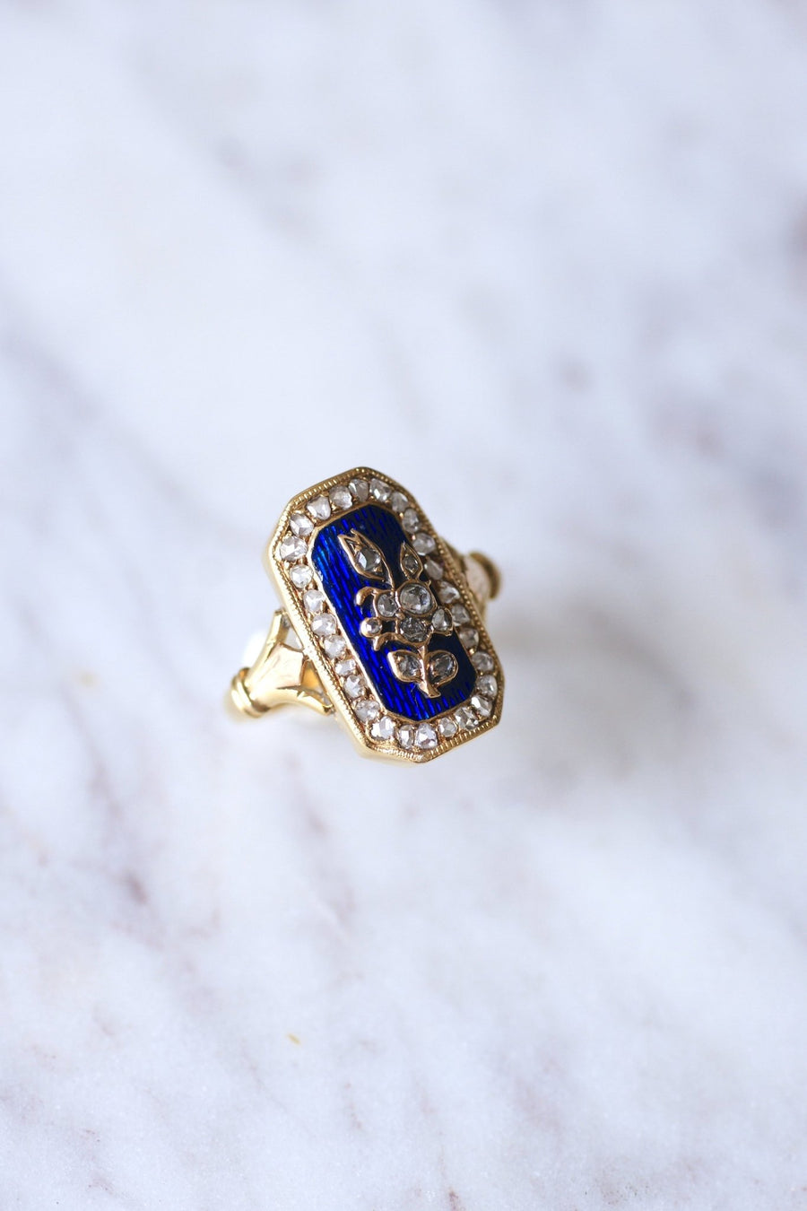Antique gold and flower ring inlaid with diamonds on blue enamel - Galerie Pénélope