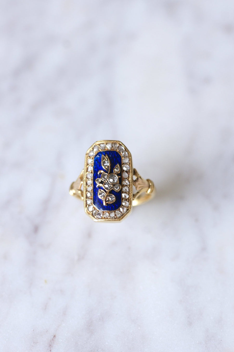 Antique gold and flower ring inlaid with diamonds on blue enamel - Galerie Pénélope