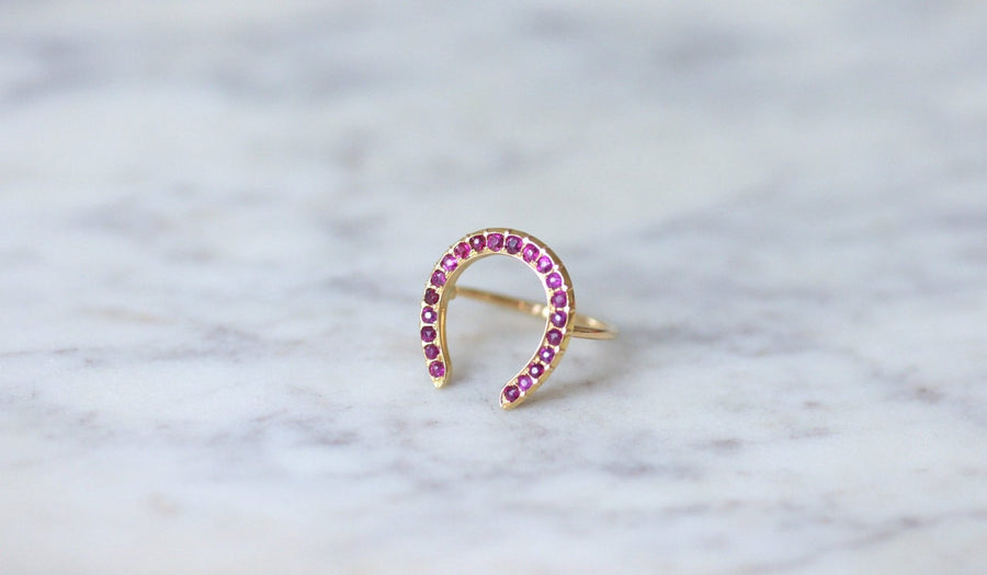 Antique yellow gold and ruby horseshoe ring - Galerie Pénélope