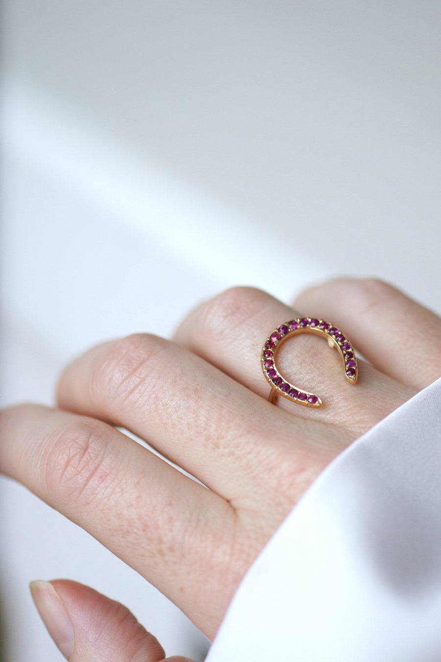 Antique yellow gold and ruby horseshoe ring - Galerie Pénélope