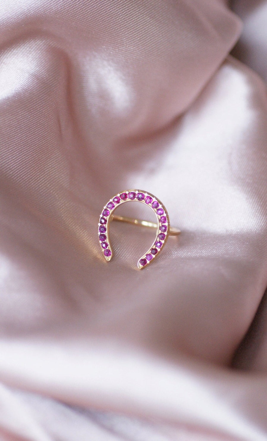 Antique yellow gold and ruby horseshoe ring - Galerie Pénélope