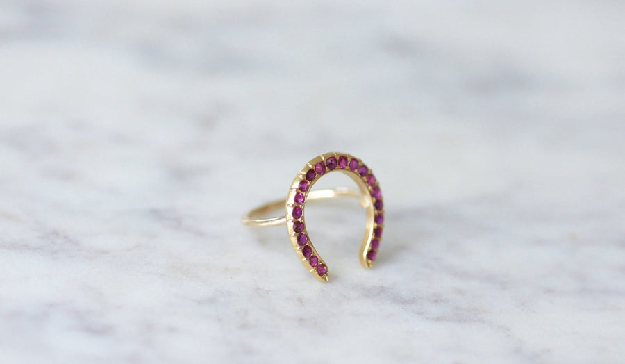 Antique yellow gold and ruby horseshoe ring - Galerie Pénélope