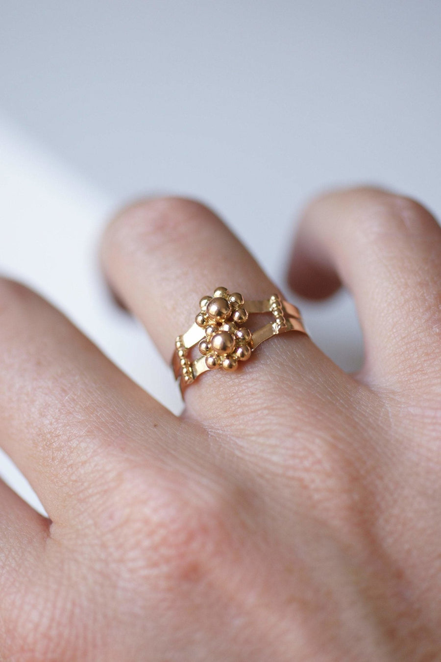 Antique flowers and balls ring in 18Kt gold - Galerie Pénélope