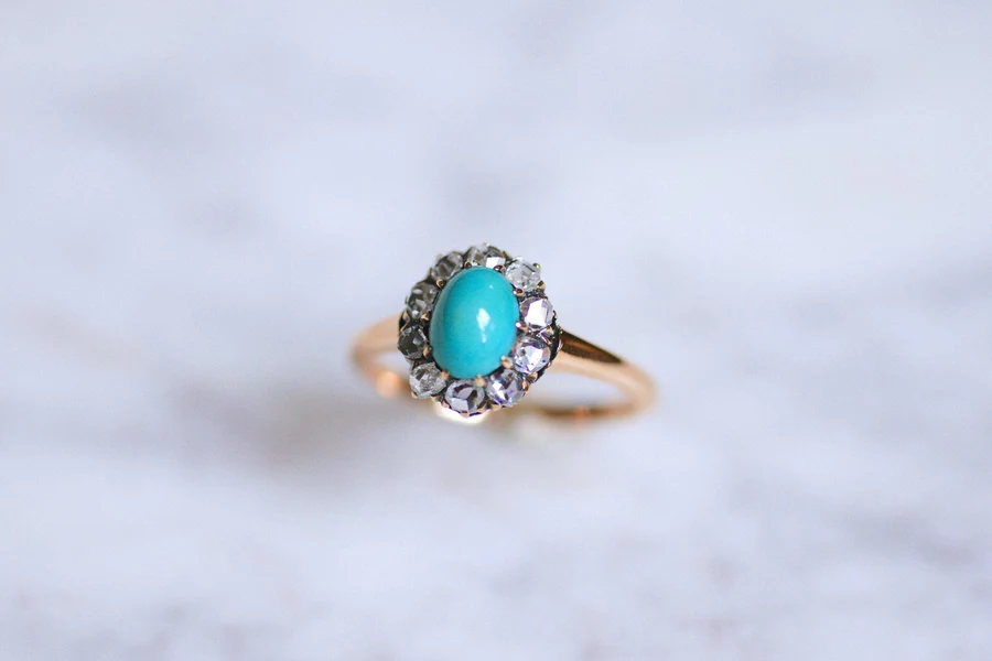 Antique ring Marguerite turquoise surrounded by diamonds on gold - Galerie Pénélope