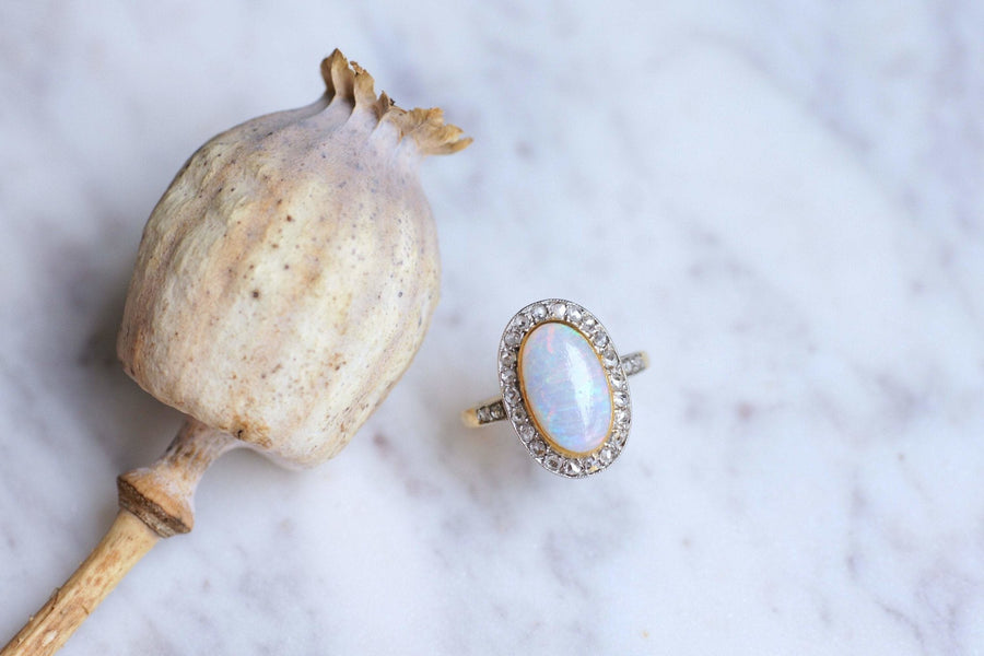 Antique opal ring surrounded by diamonds on gold and platinum - Galerie Pénélope