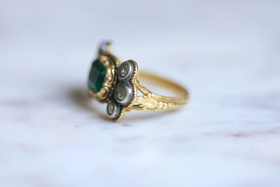 Antique gold, Colombian emerald, and diamonds ring - Galerie Pénélope