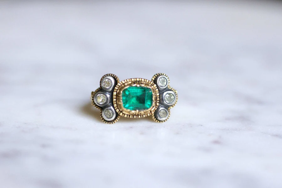 Antique gold, Colombian emerald, and diamonds ring - Galerie Pénélope
