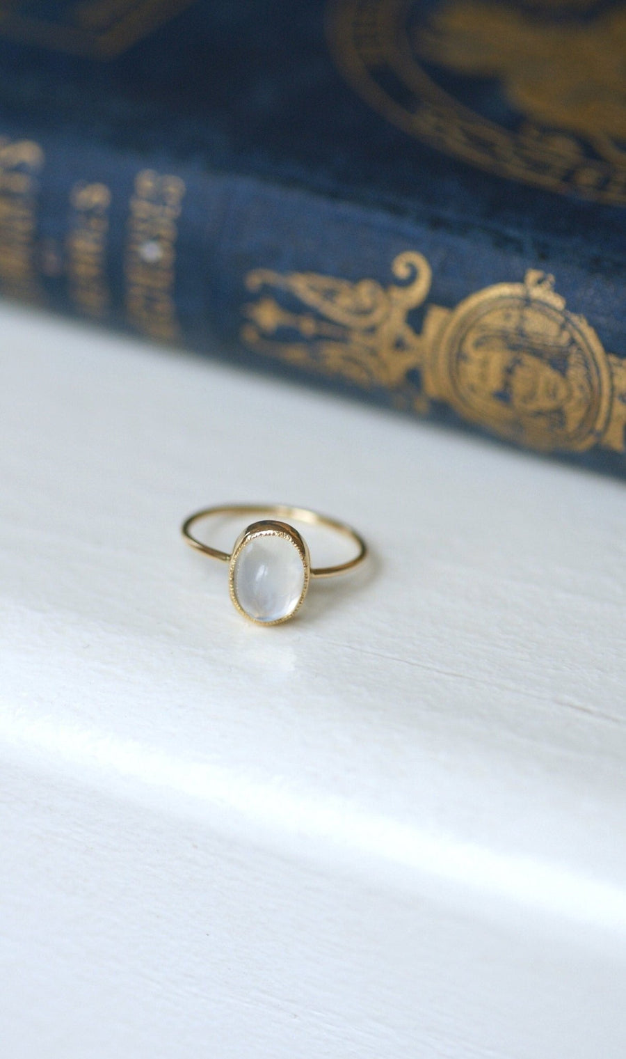 Antique moonstone on yellow gold ring - Galerie Pénélope