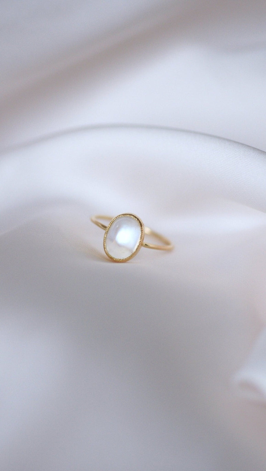 Antique moonstone on yellow gold ring - Galerie Pénélope