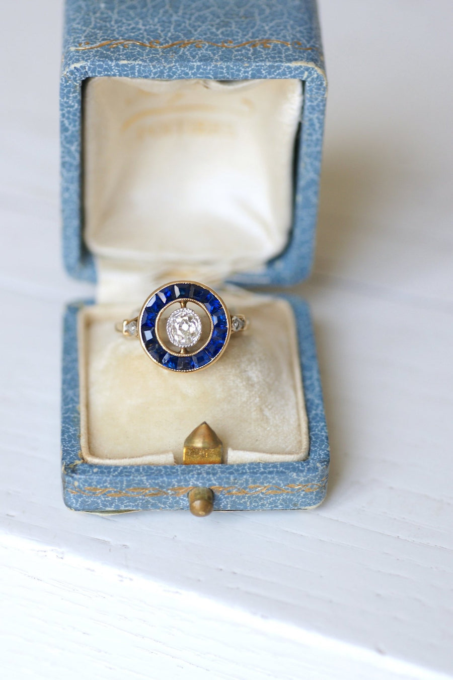 Art Deco diamond ring surrounded by synthetic sapphires - Penelope Gallery