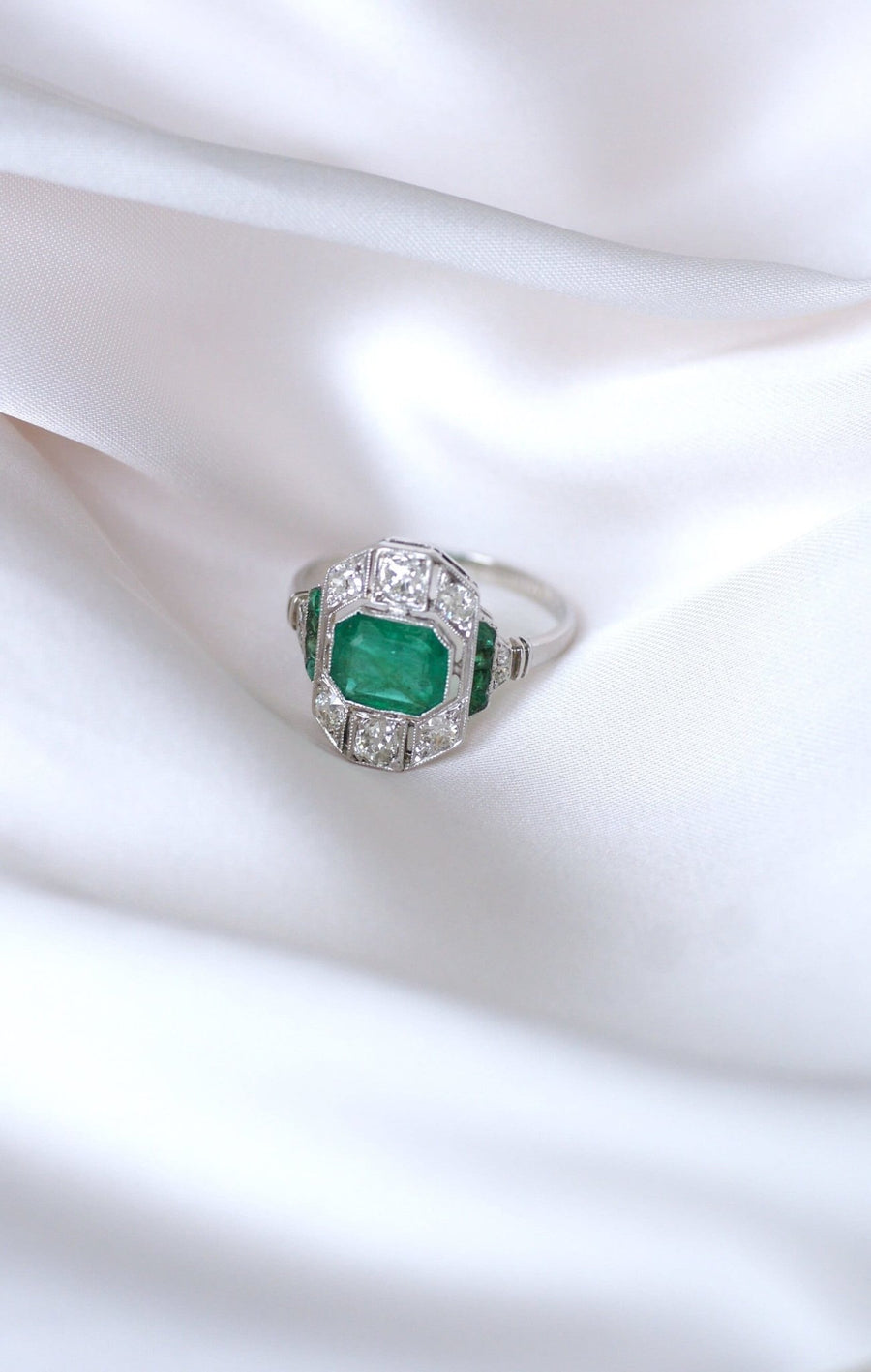 Art Deco emerald ring 1.30 ct and diamonds on white gold - Penelope Gallery