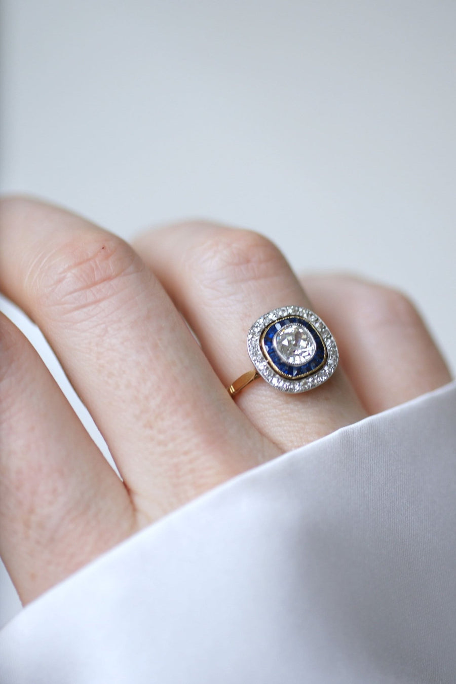 Art Deco halo ring with diamonds and calibrated sapphires - Galerie Pénélope