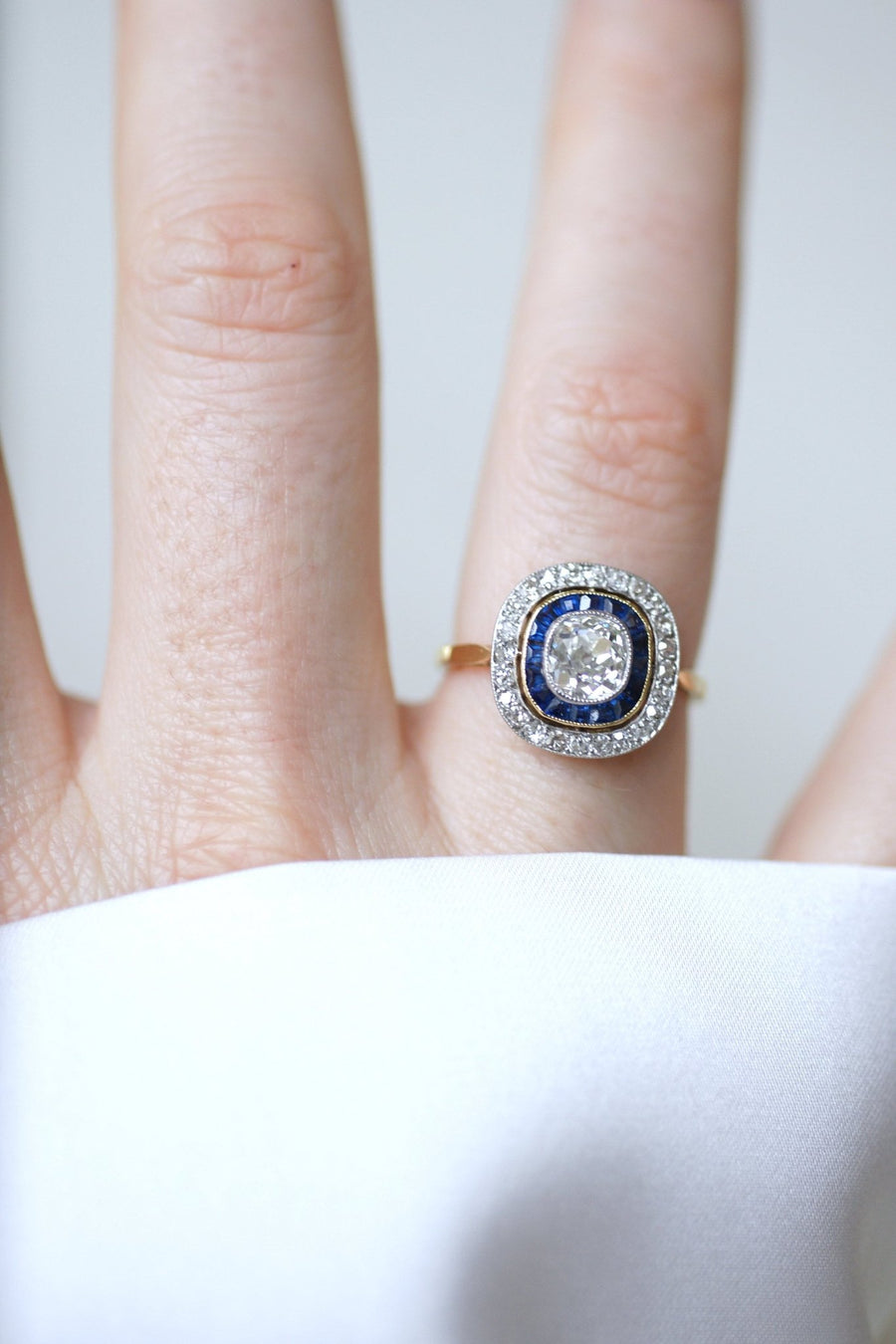 Art Deco halo ring with diamonds and calibrated sapphires - Galerie Pénélope