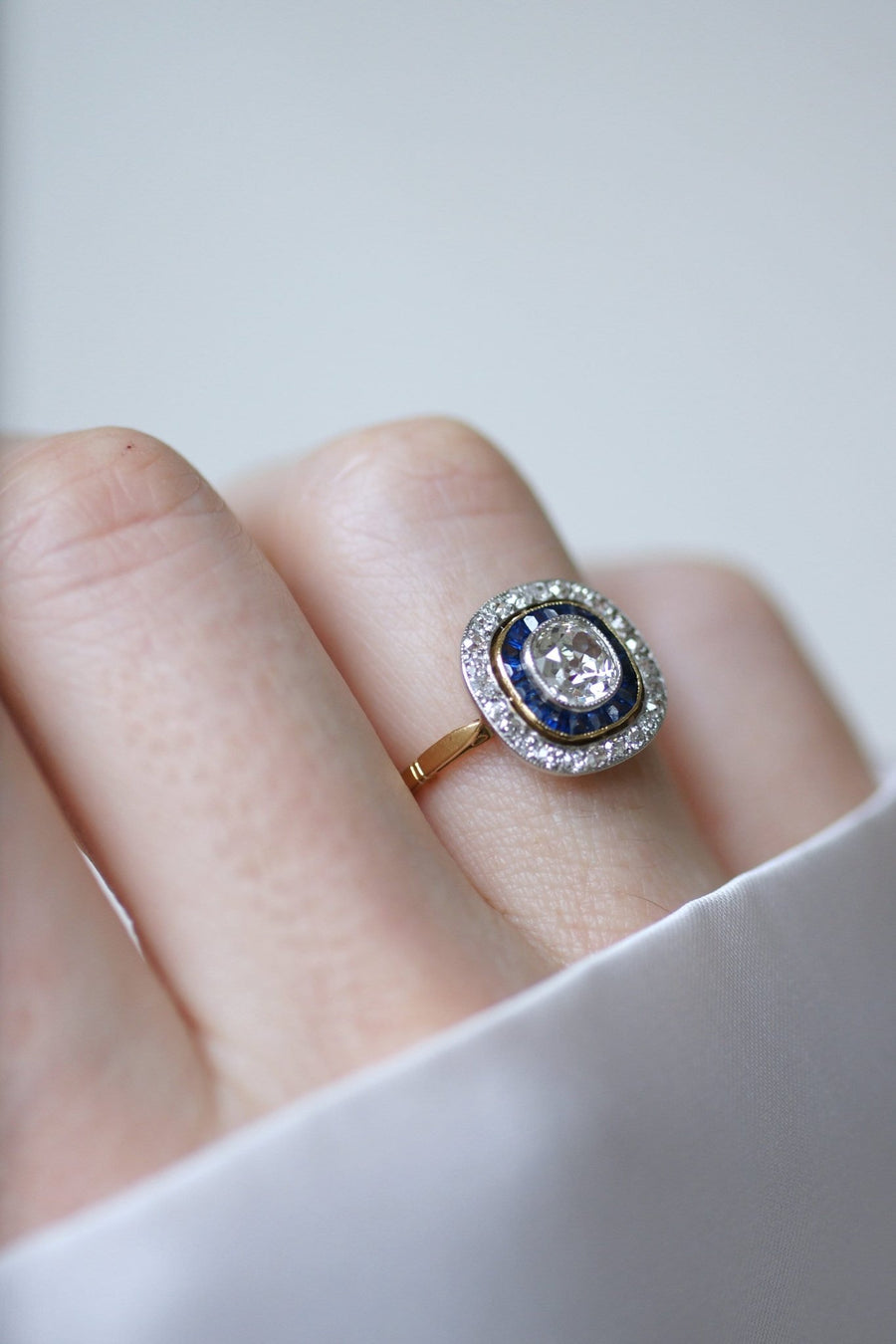 Art Deco halo ring with diamonds and calibrated sapphires - Galerie Pénélope