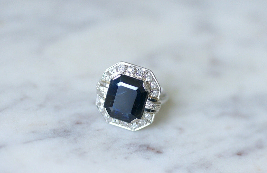 Art Deco hexagonal sapphire ring surrounded by diamonds - Galerie Pénélope