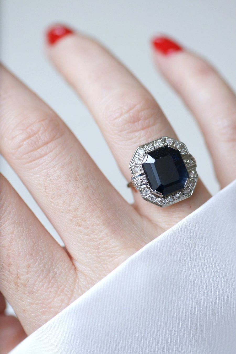 Art Deco hexagonal sapphire ring surrounded by diamonds - Galerie Pénélope