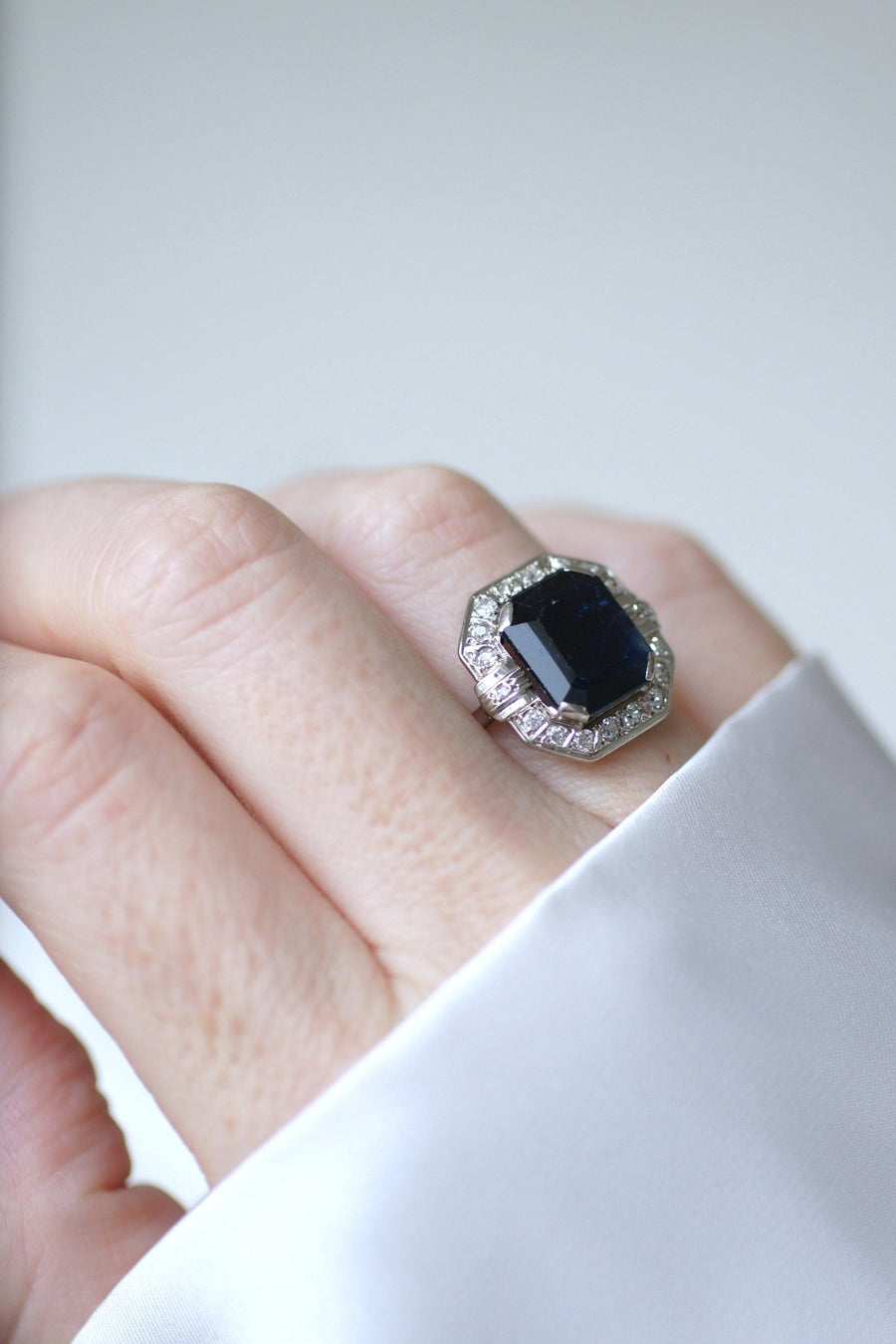 Art Deco hexagonal sapphire ring surrounded by diamonds - Galerie Pénélope