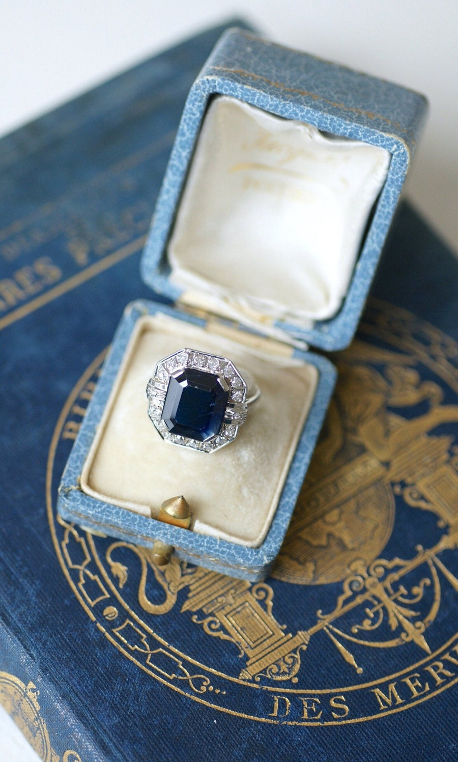 Art Deco hexagonal sapphire ring surrounded by diamonds - Galerie Pénélope