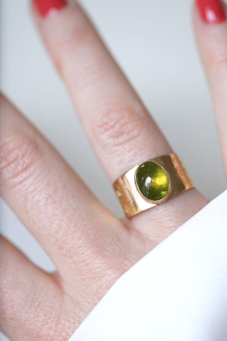 Rose gold band ring with peridot cabochon - Galerie Pénélope