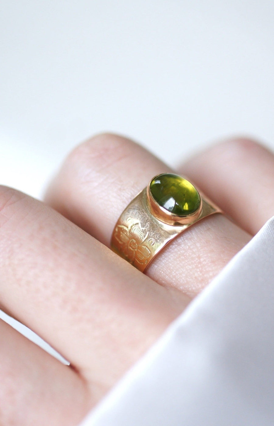 Rose gold band ring with peridot cabochon - Galerie Pénélope