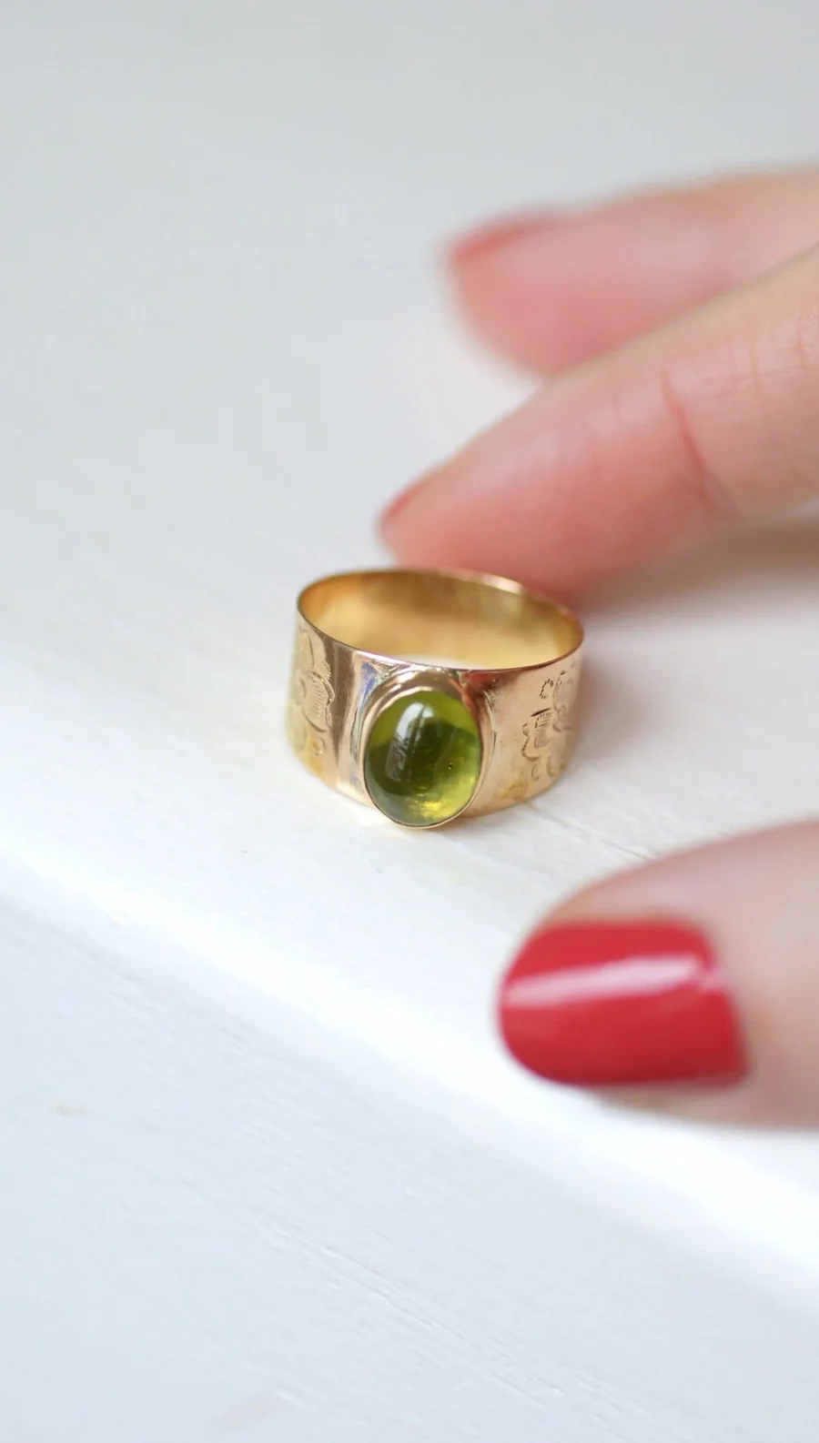 Rose gold band ring with peridot cabochon - Galerie Pénélope