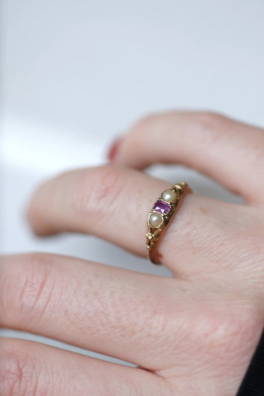 Ruby and pearls on gold band ring - Galerie Pénélope