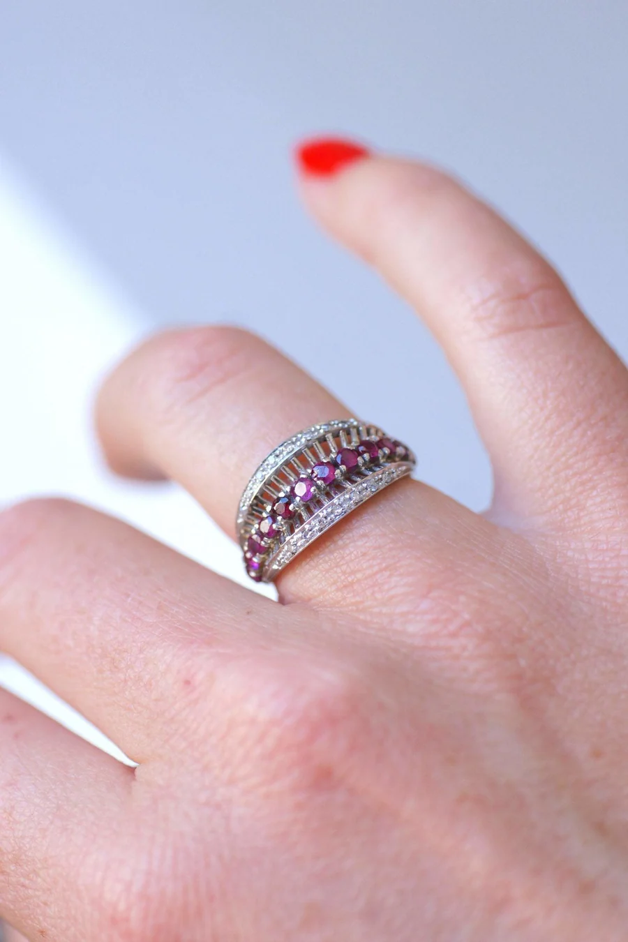 Vintage white gold, ruby and diamonds bandeau ring - Galerie Pénélope